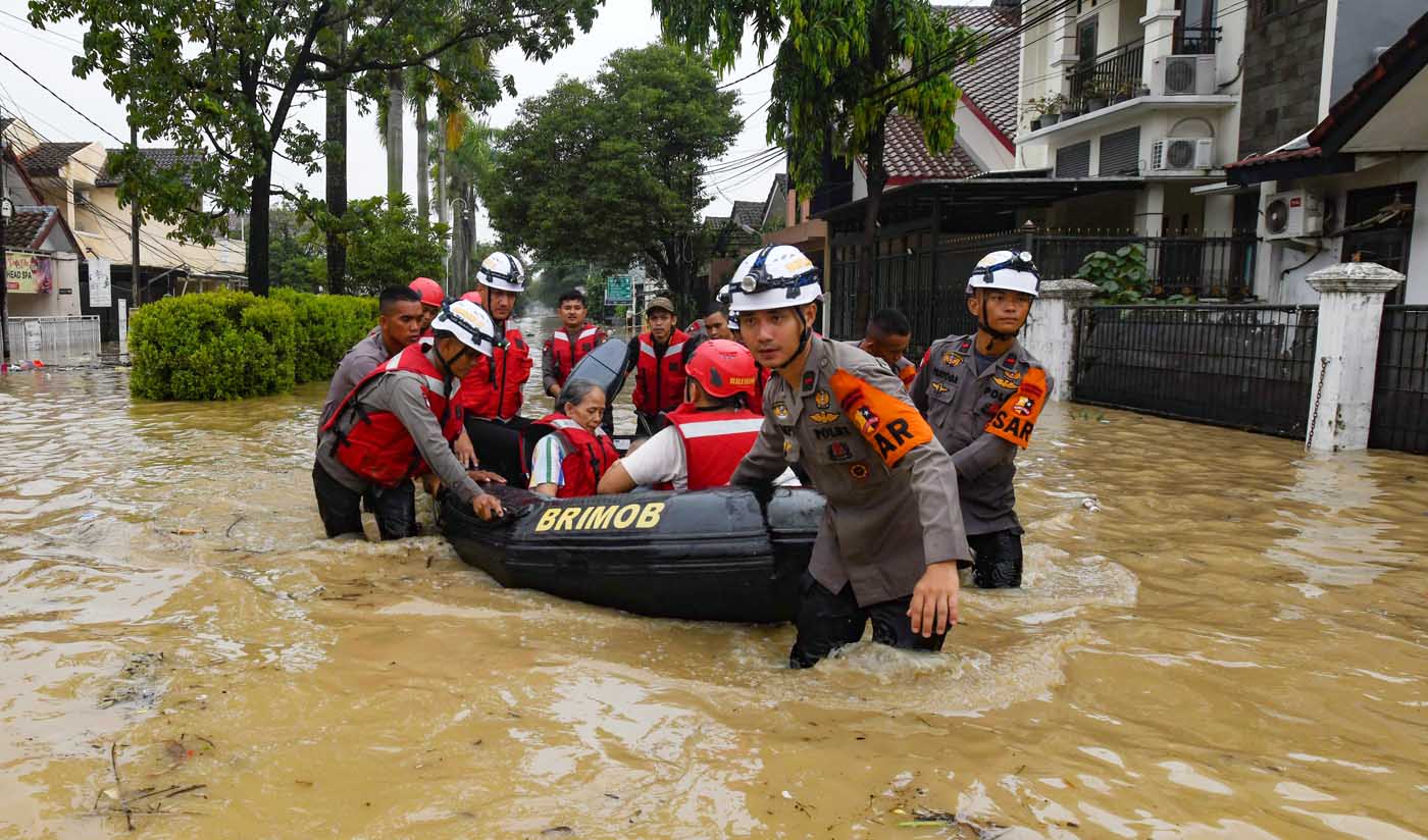 Petugas mengevakuasi korban banjir di perumahan Vila Nusa Indah 3, Bogor, Selasa (4/3/2025). (Dery Ridwansah/ JawaPos.com) - Image