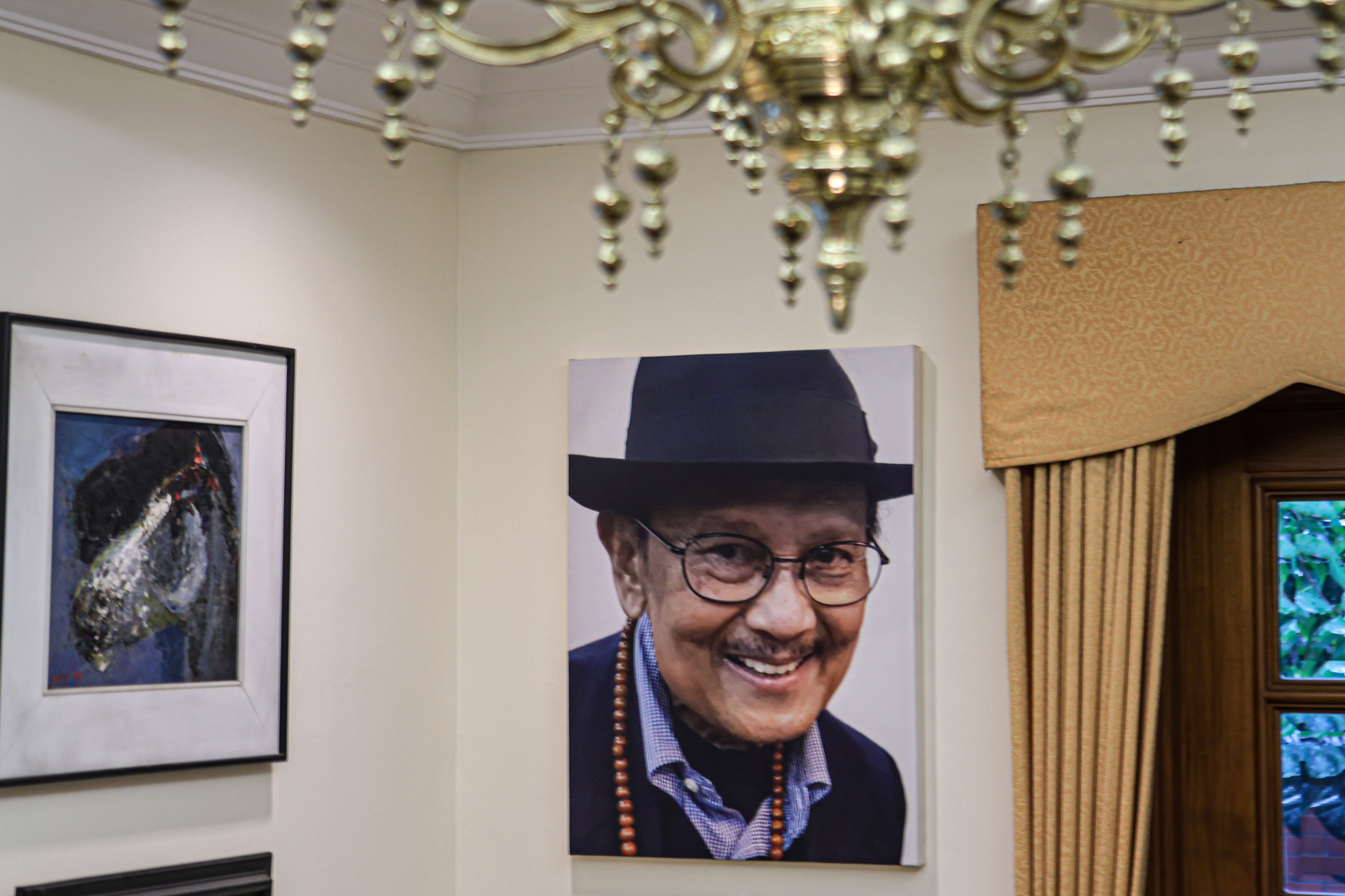 Sejumlah pengunjung melihat koleksi di bagian ruang tamu yang dijadikan museum di Rumah Habibie dan