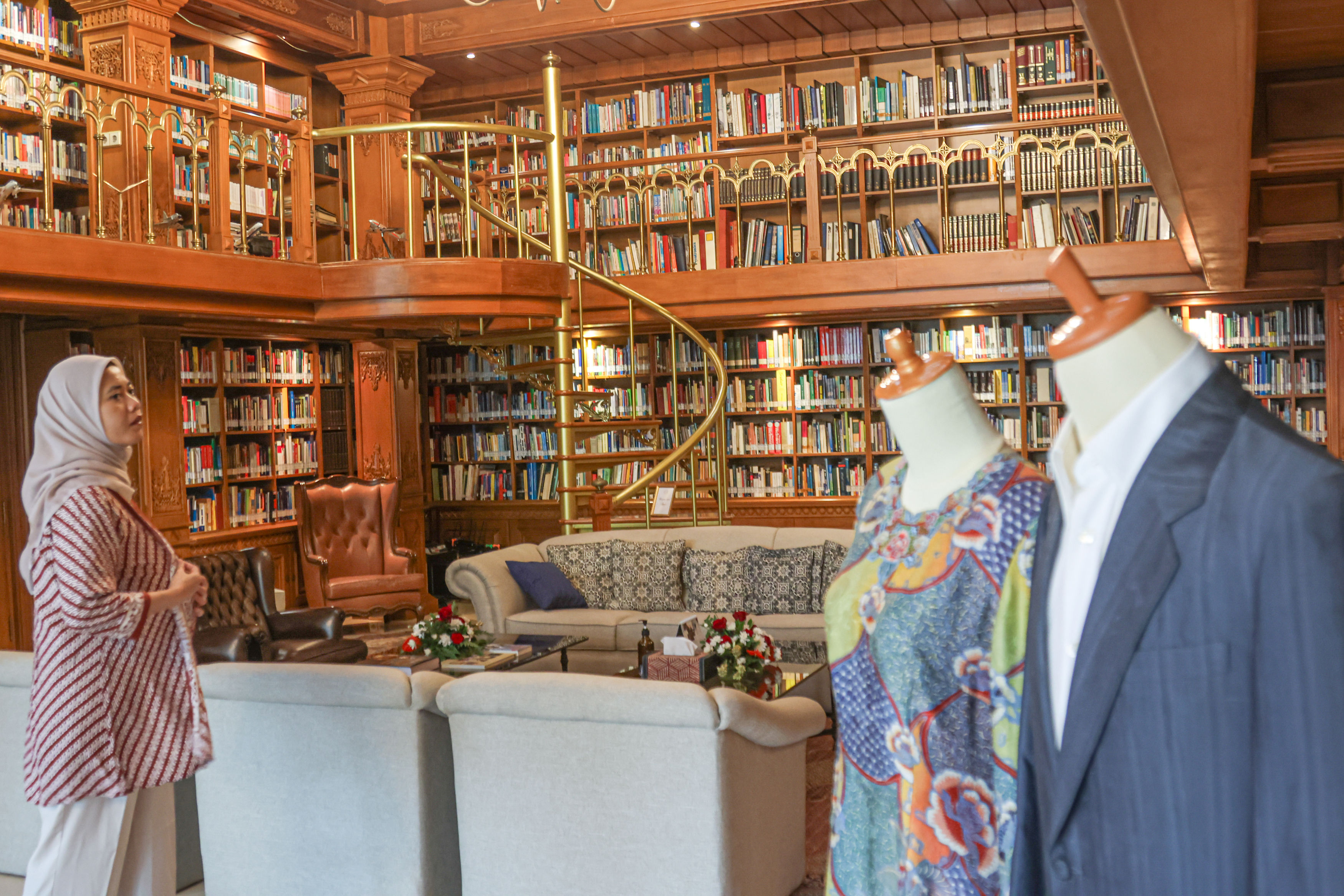 Sejumlah pengunjung melihat ruang koleksi di perpustakaan dan bagian rumah yang dijadikan museum di