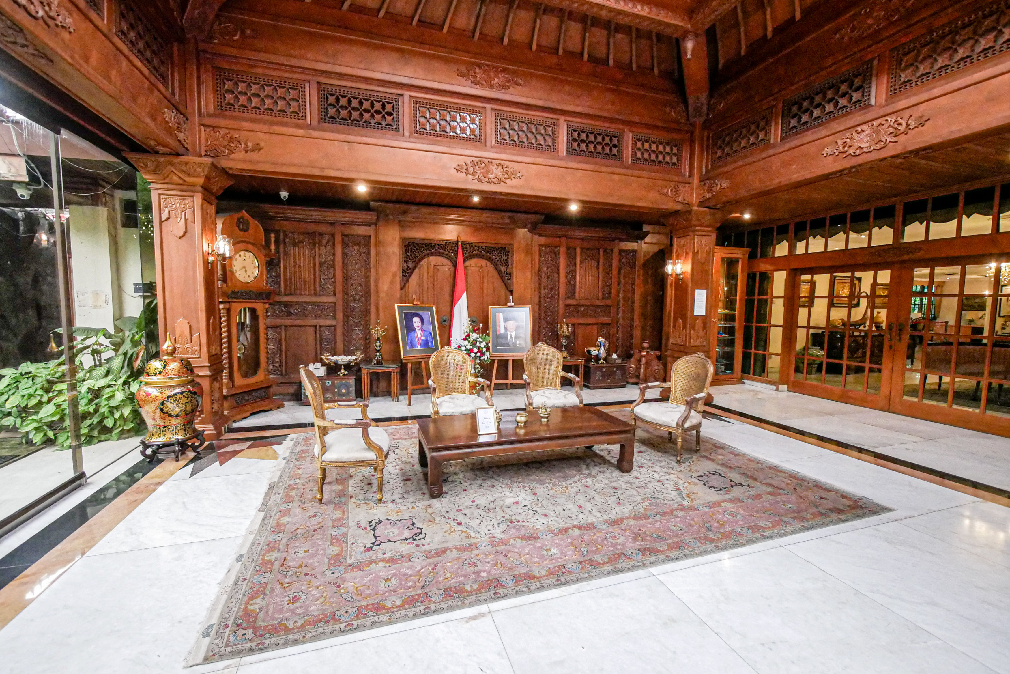 Ruang rapat kabunet yang ada di museum Rumah Habibie dan Ainun di Jakarta, Sabtu (22/02/2025). Di ru