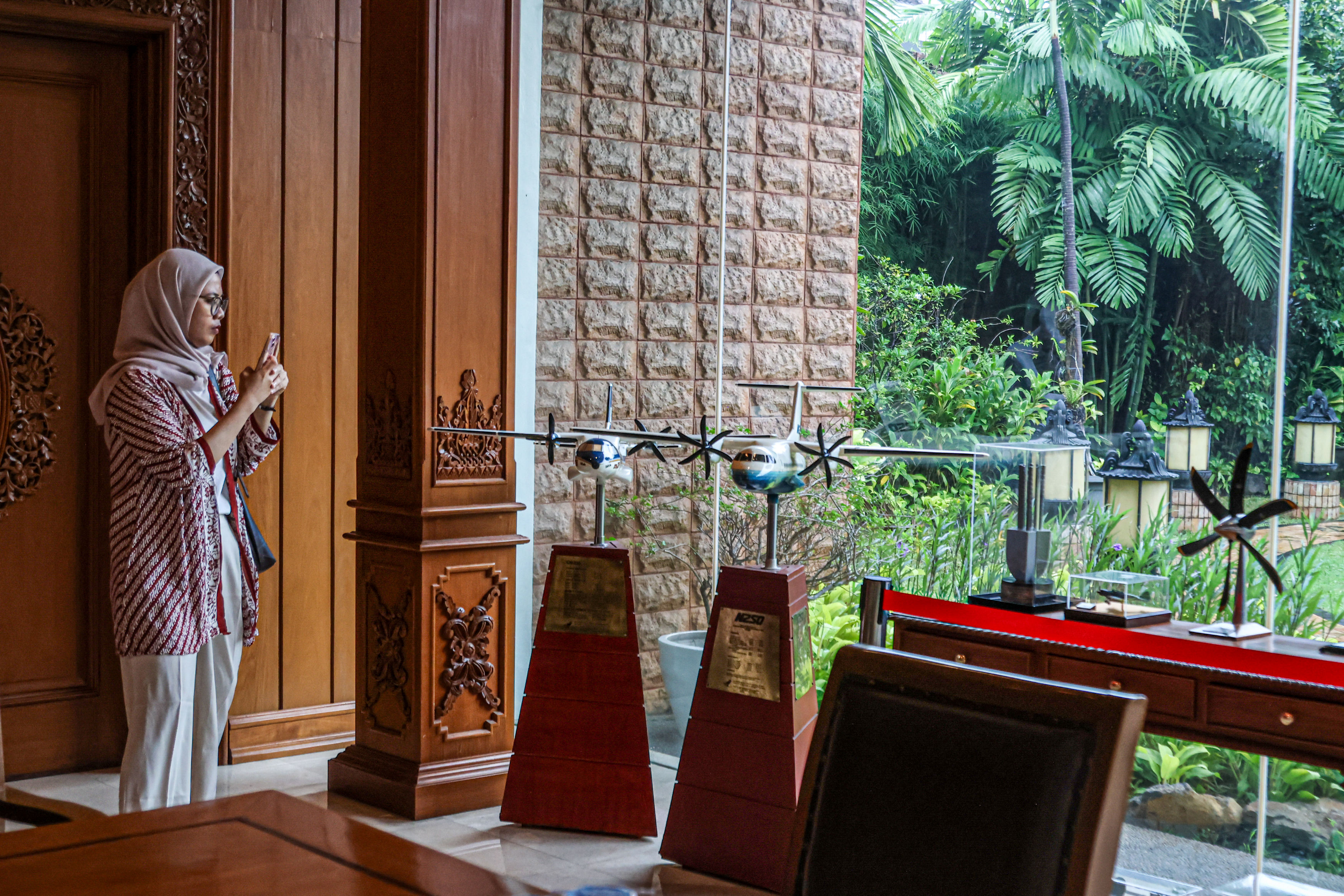 Miniatur pesawat CN 235 di sudut perpustakaan yang dijadikan museum di Rumah Habibie dan Ainun di Ja