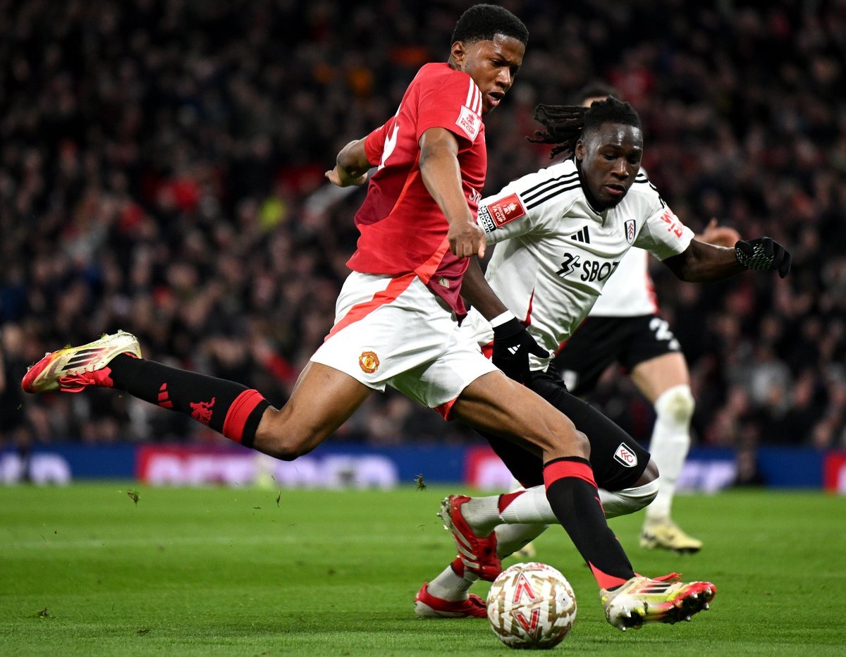 Pemain Manchester United Chido Obi-Martin saat berduel dengan bek Fulham Calvin Bassey. (X/@Emiratesfacup) - Image
