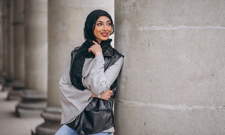 Ilustrasi muslimah dengan mode fashion yang tinggi. (Freepik) - Image