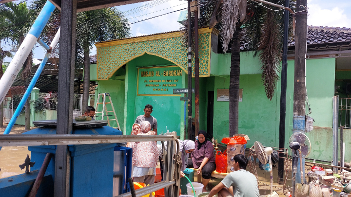 Banjir setinggi 3,5 meter yang terjadi di di Komplek IFI Graha dan AL, Jati Asih, Bekasi, Jawa Barat, telah surut dan menyisakan lumpur setinggi 10 cm, Rabu (5/3). (Ryandi Zahdomo/ JawaPos.com) - Image