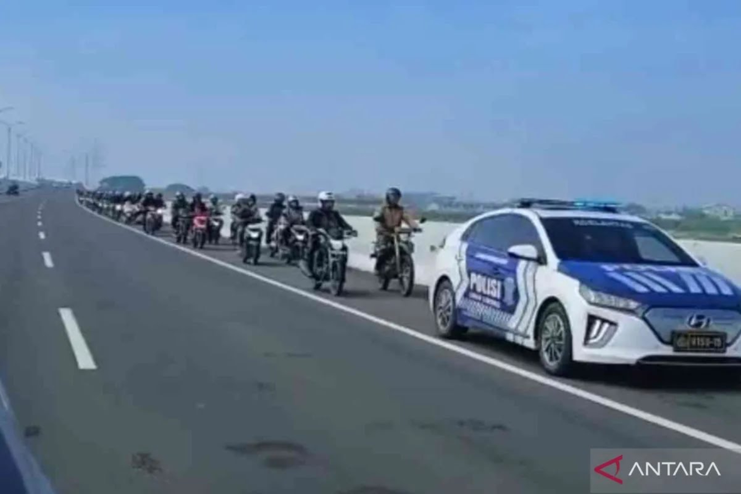 Polisi mengawal pemotor di jalan tol dari arah Bekasi menuju Jakarta. (Antara) - Image