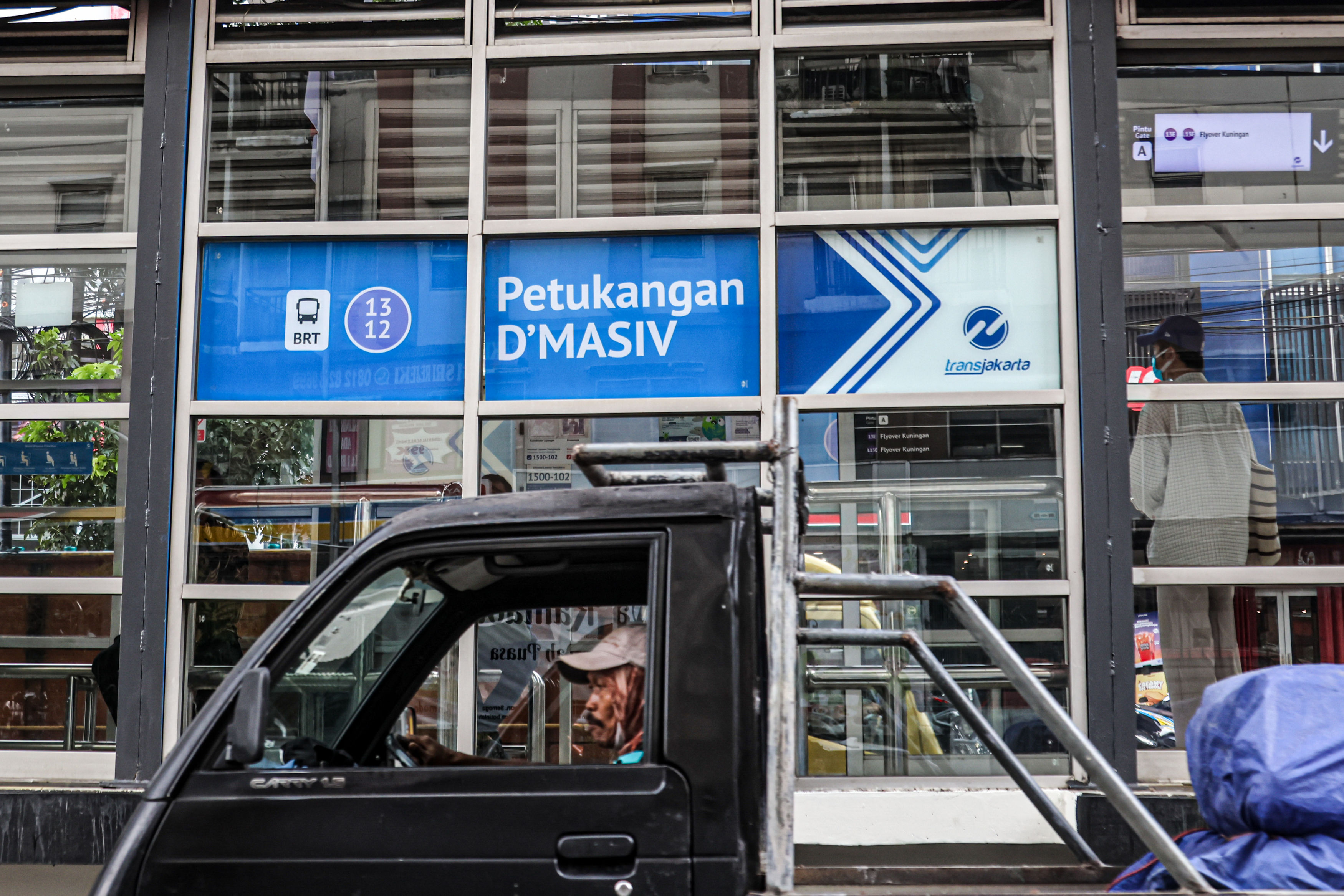 Aktifitas penumpang menunggu bus Transjakarta di Halte Petukangan D - Image