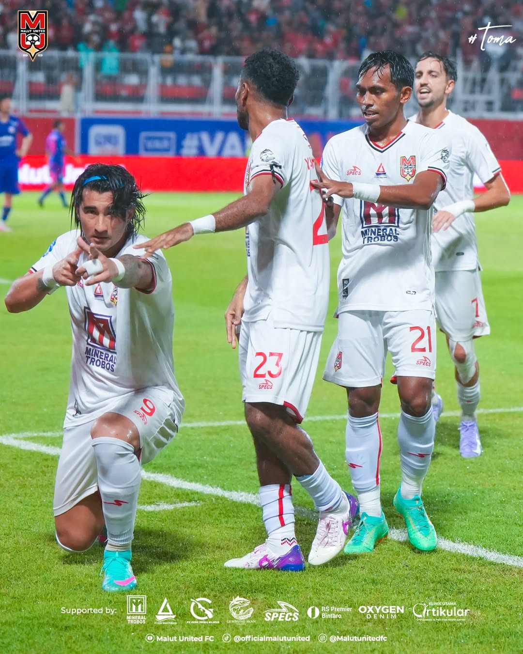 Selebrasi Chino ke gawang Arema FC dan dirayakan bersama rekan-rekannya di Malut United. (Dok. Malut United) - Image