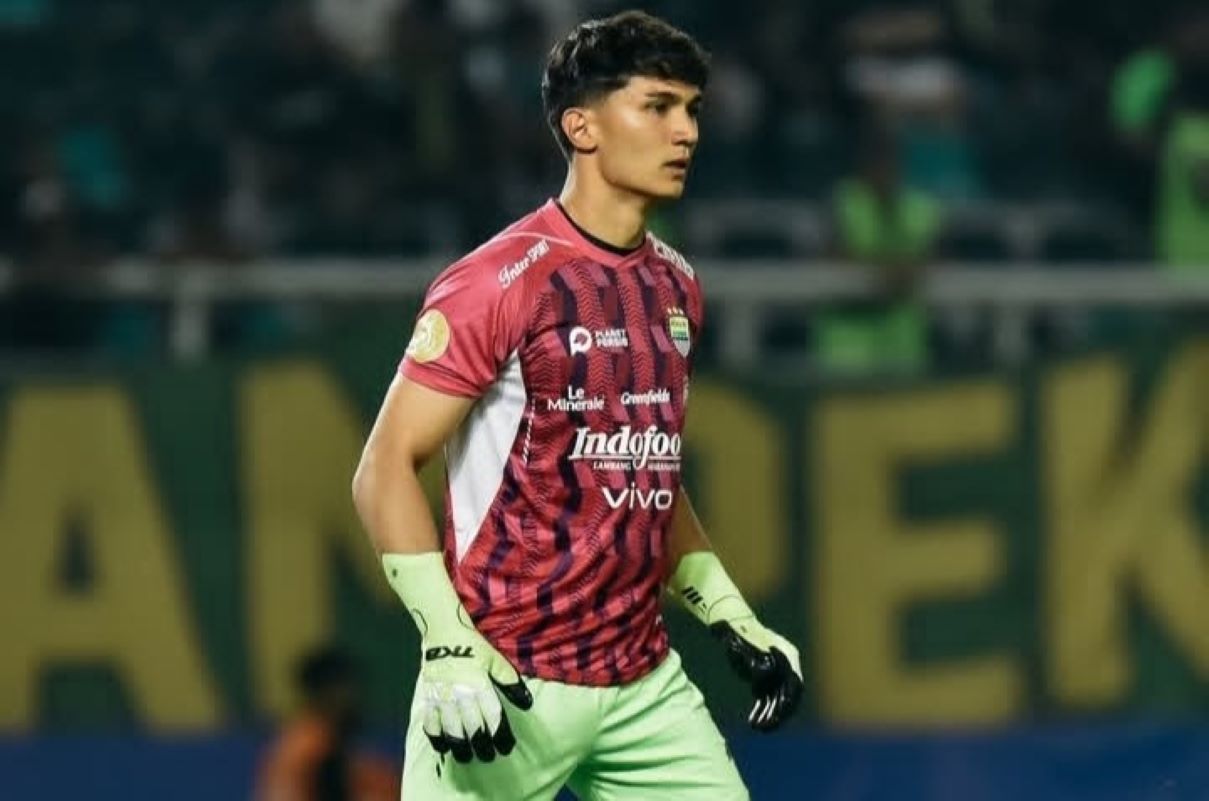 Kiper Persib Kevin Mendoza siap membawa Persib meraih kemenangan atas Persik Kediri. (Instagram Kevin Mendoza) - Image