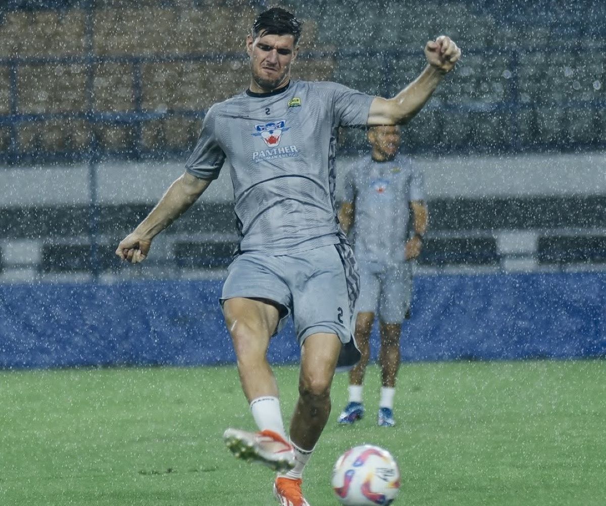 Catatan: Pemain Persib Nick Kuipers menjalani sesi latihan jelang pertandingan kontra Persik. (Media Persib) - Image