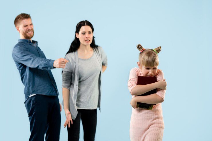 Terdapat tujuh perilaku orang tua yang membuat anak takut. (freepik) - Image