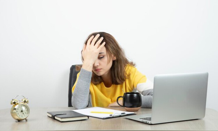 Ilustrasi orang cerdas yang lelah. (Freepik) - Image