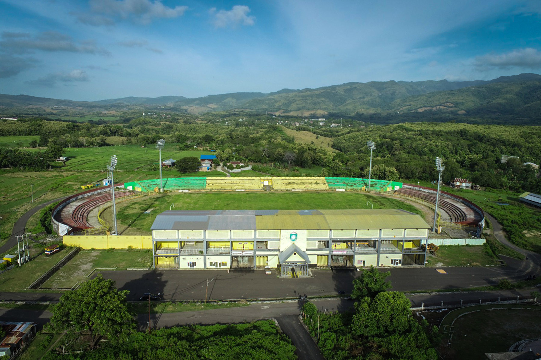 Foto udara suasana renovasi Stadion Gelora BJ Habibie di Parepare, Sulawesi Sealatan. (Dok. Ditjen Cipta Karya PUPR) - Image