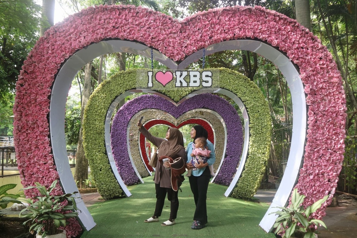 Jelang lebaran, KBS harirkan tiga satwa baru dan wahana baru. (Juliana Christy/JawaPos.com) - Image