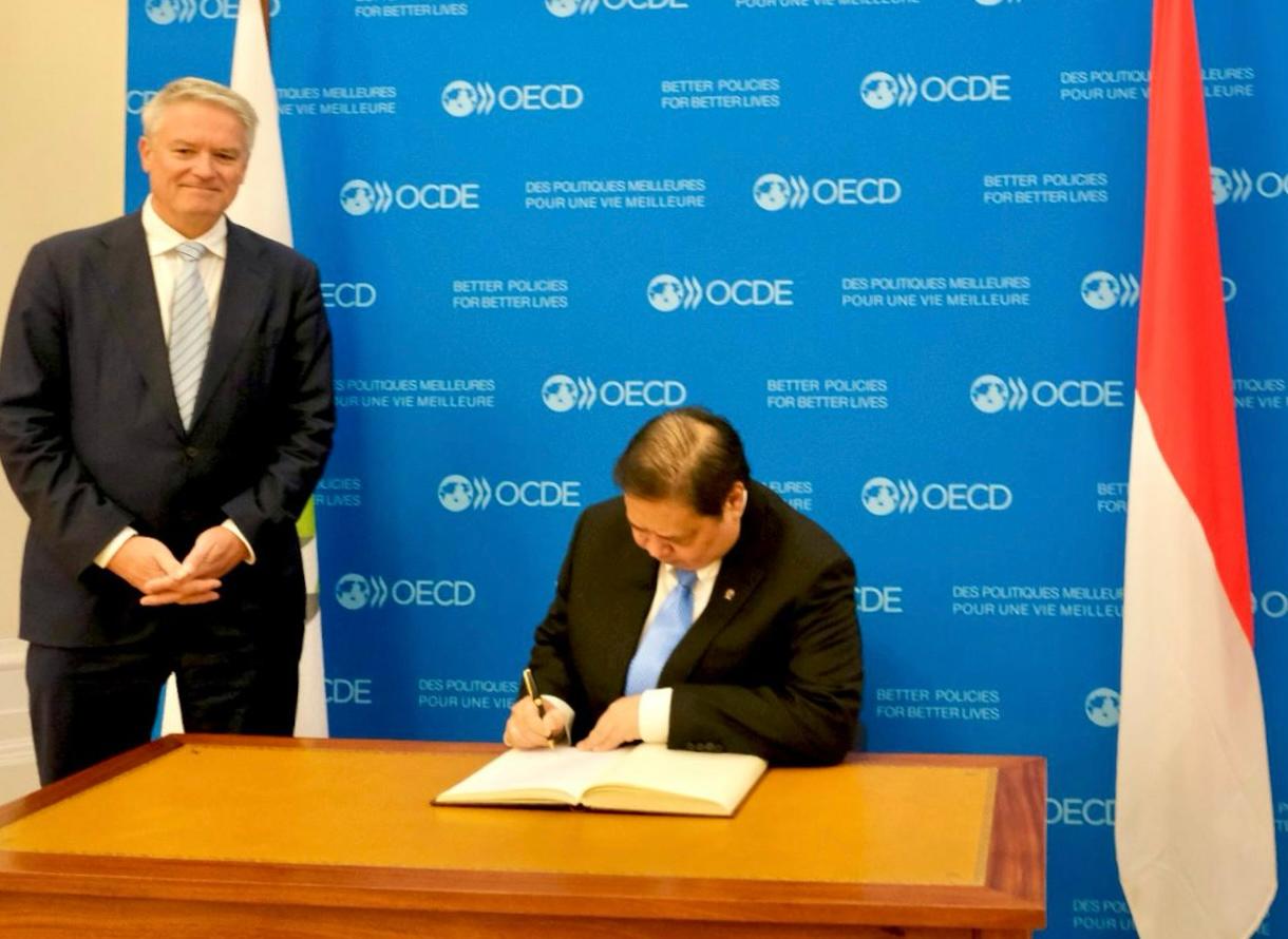 Menko Perekonomian Airlangga Hartarto melakukan pertemuan bilateral dengan Sekjen OECD Mathias Cormann, di kantor pusat OECD, Prancis, pada Rabu (5/3). (Muhammad Ridwan/JawaPos.com). - Image