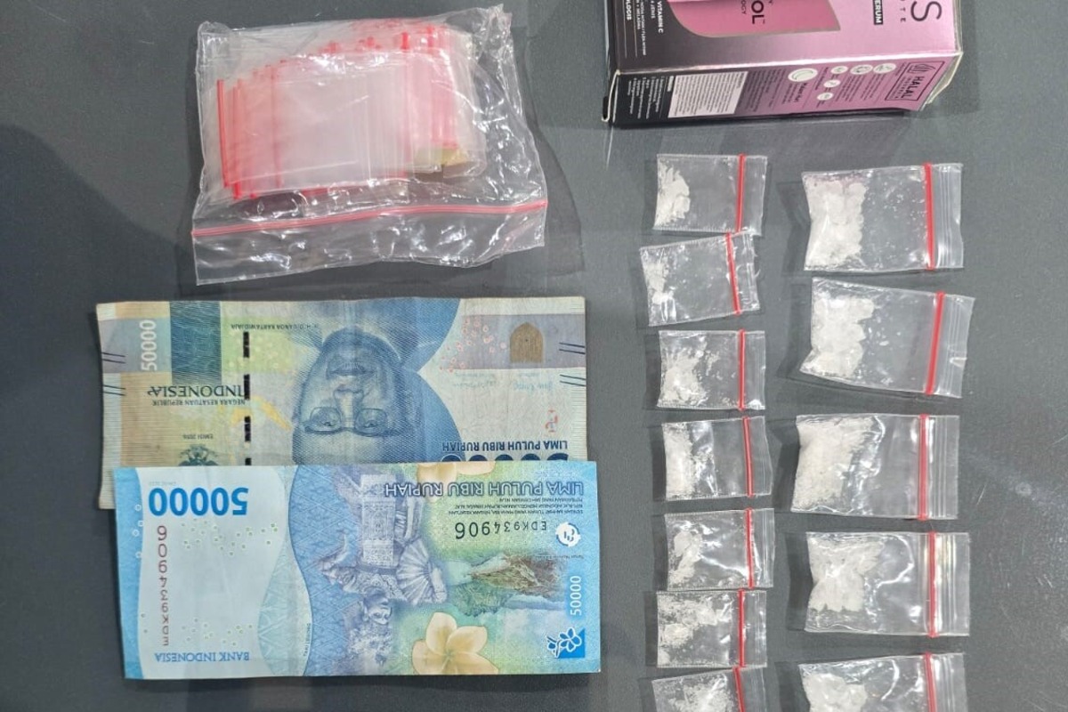 DAC, pelaku pengedar narkoba jenis sabu yang menyimpan 15 bungkus plastik klip berisi sabu dengan berat total 6,372 gram di kediamannya. (Istimewa) - Image