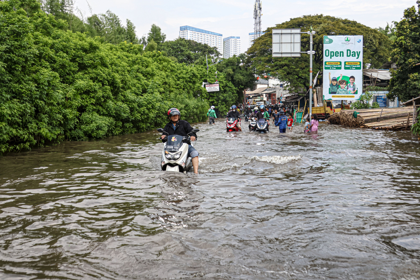 Sejumlah kendaraan terjebak banjir di Jalan Kembangan Selatan, Jakarta, Rabu (5/3/2025). (Hanung Hambara/Jawa Pos - Image