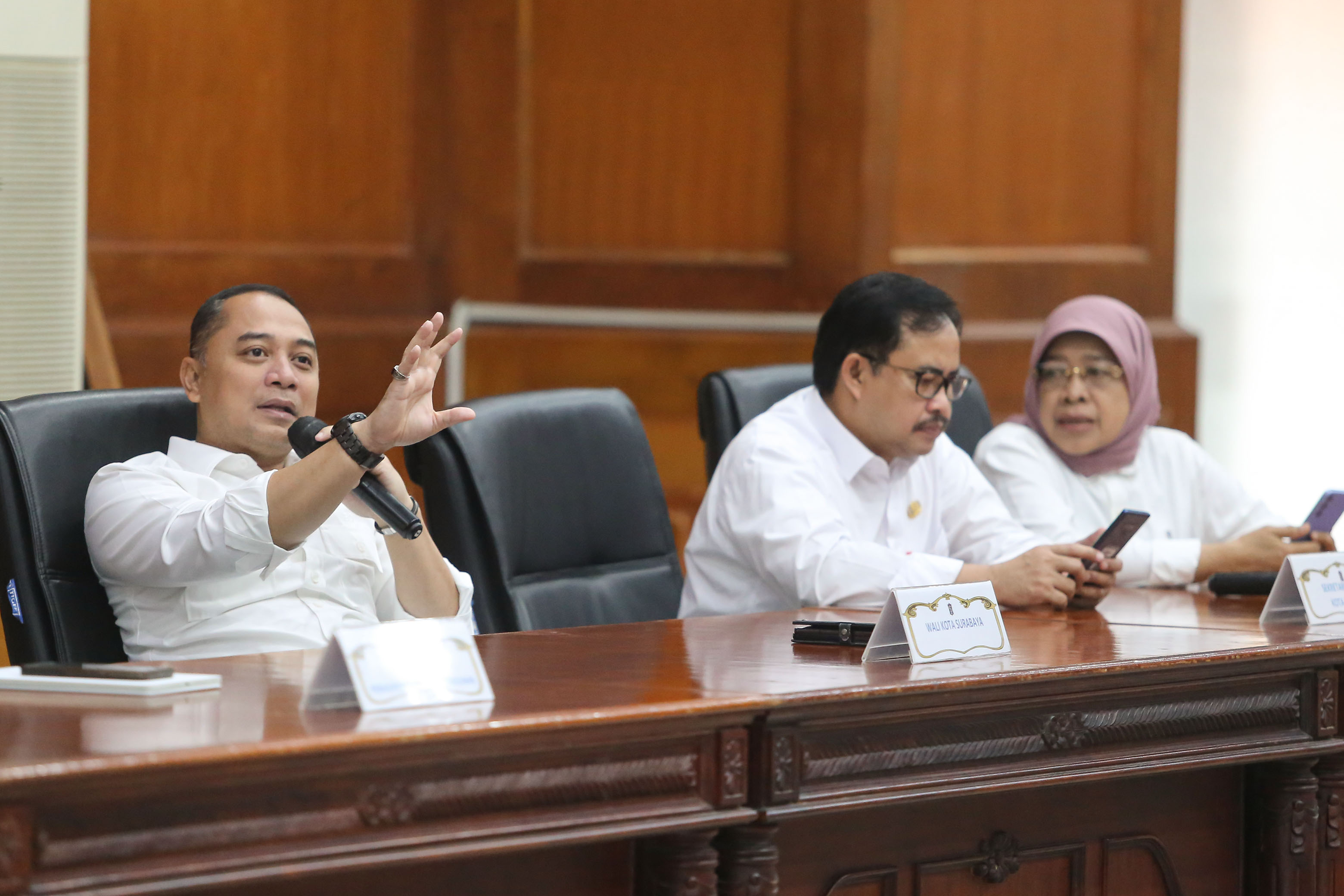 Wali Kota Surabaya Eri Cahyadi memimpin sesi pemaparan lelang jabatan di lingkungan Pemkot Surabaya, Kamis (6/2). (Humas Pemkot Surabaya) - Image