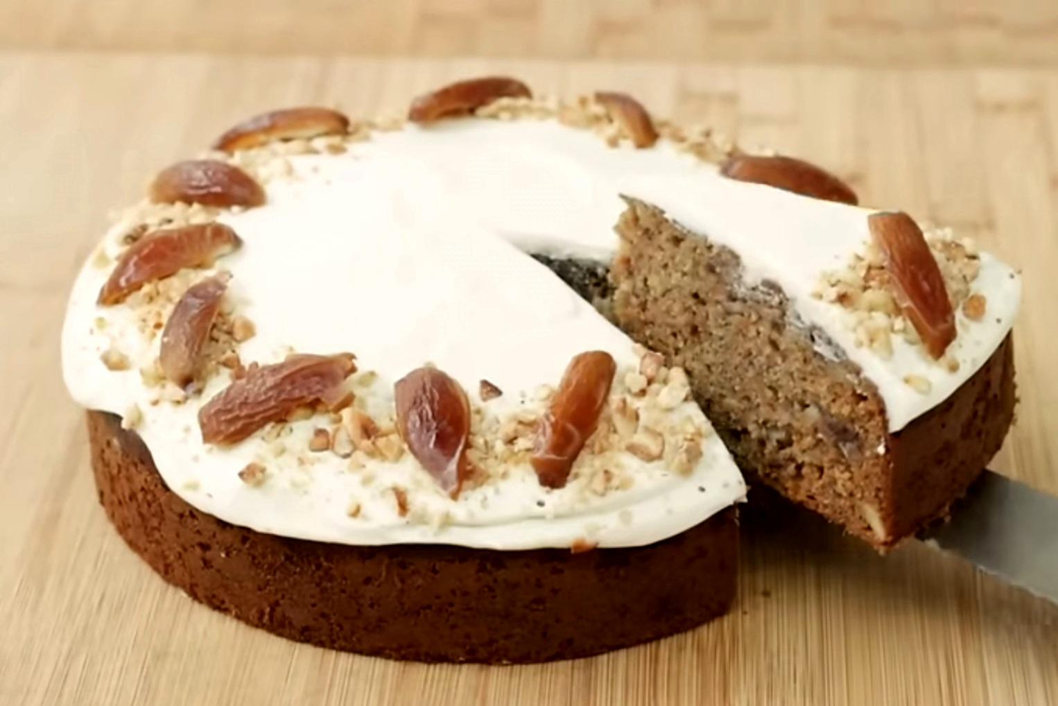 Resep Cake Kurma dengan Cream Cheese Frosting ala Devina Hermawan, Takjil Lezat untuk Buka Puasa dan Lebaran (Youtube Devina Hermawan) - Image