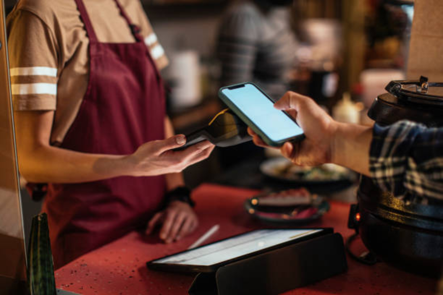 Ilustrasi orang melakukan transaksi pembayaran menggunakan NFC. (istockphoto) - Image