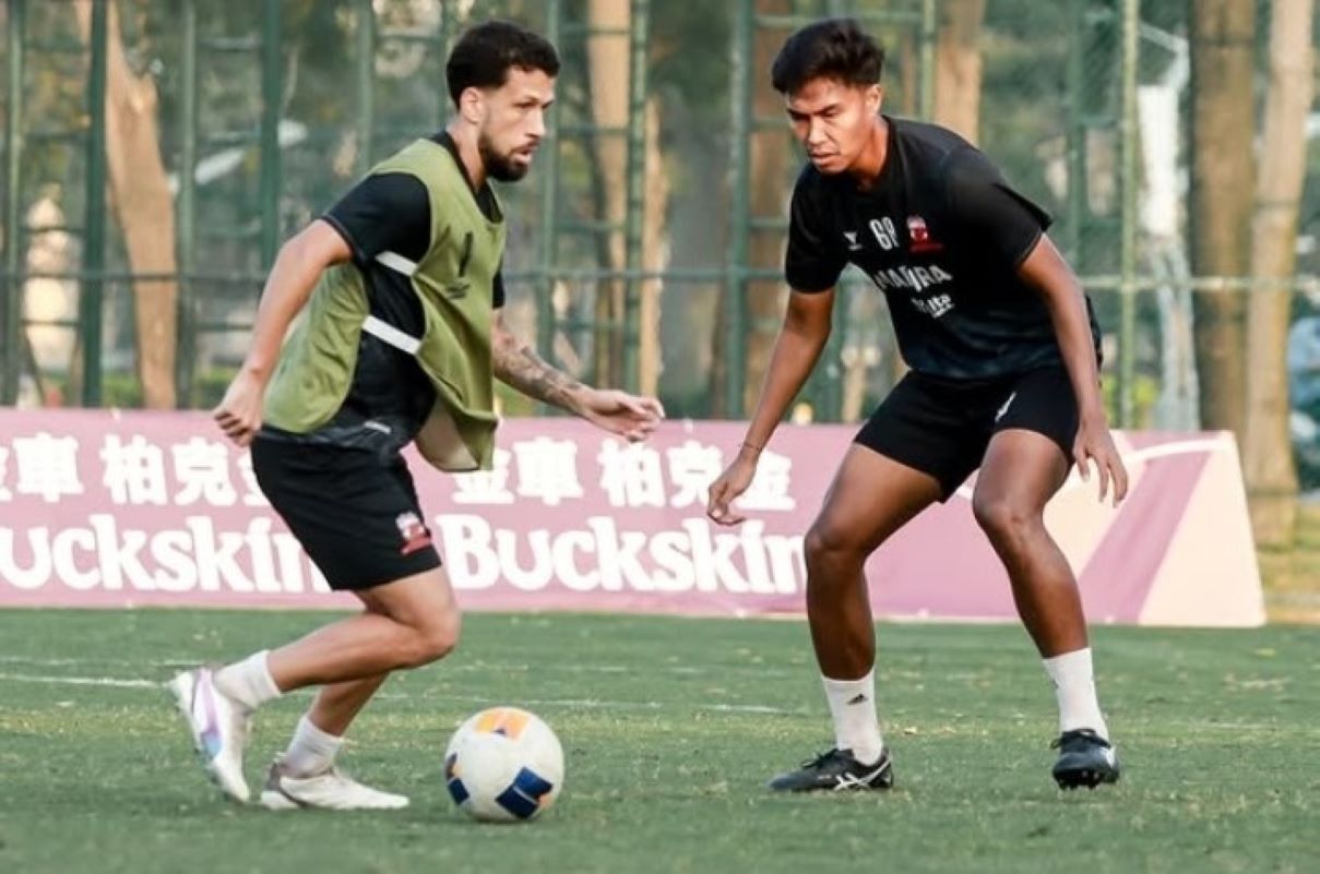 Para pemain Madura United berlatih jelang laga AFC Challenge League. (Media Madura United) - Image