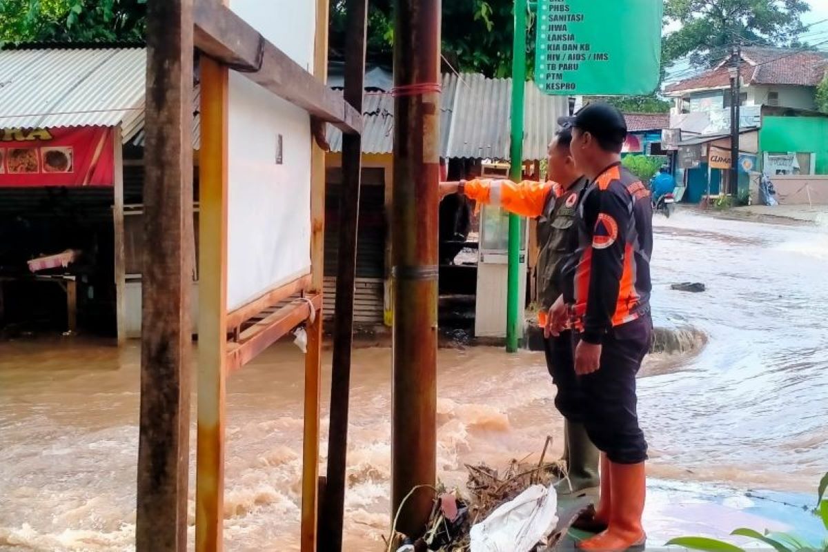 Tim BPBD Kabupaten Sukabumi meninjau lokasi banjir di Kecamatan Palabuhanratu, Kabupaten Sukabumi, Jumat (7/3). (BPBD Kabupaten Sukabumi) - Image