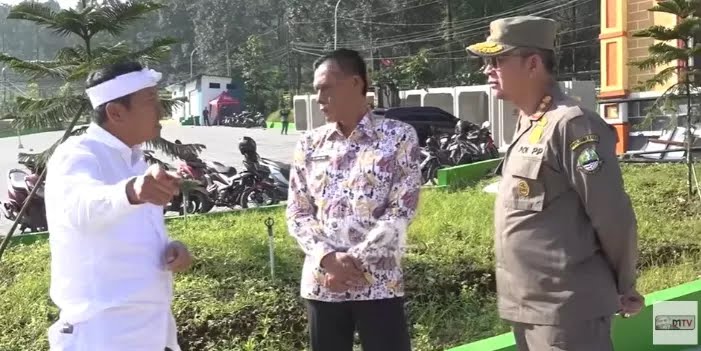 Gubernur Jawa Barat (Jabar) Dedi Mulyadi bersama Wakil Bupati Bogor Ade Ruhandi, dan Wakil Ketua DPRD Kabupaten Bogor Wawan Hikal mendatangi objek wisata Hibisc Fantasy Puncak Bogor, pada Kamis (6/3). - Image