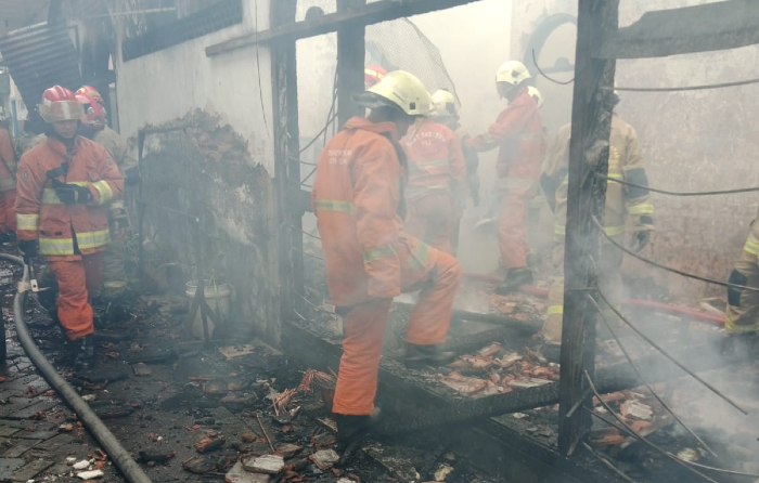 Proses pemadaman api yang melanda dua rumah di Kecamatan Srmampir oleh petugas DPKP Surabaya. (DPKB Kota Surabaya) - Image