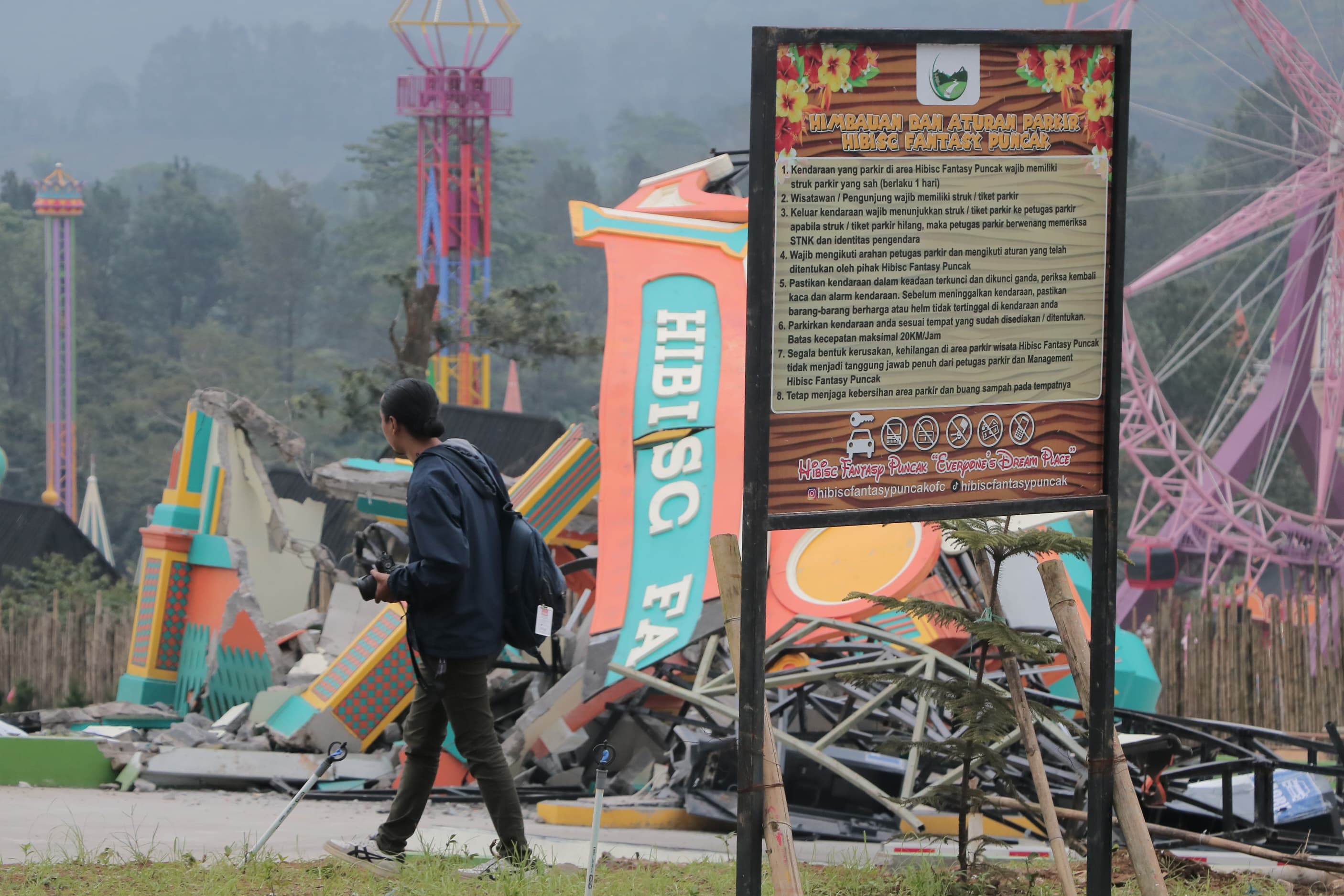 Suasana pembongkaran tempat wisata Hibisc Fantasy Puncak, Kabupaten Bogor, Jawa Barat, Kamis (6/3/2025). Hendi Novian/ Radar Bogor) - Image