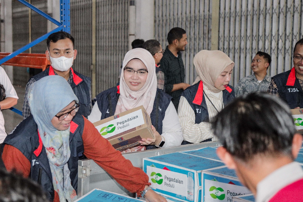 Penyaluran bantuan PT Pegadaian kepada korban bencana banjir Jabodetabek yang dipusatkan di sejumlah titik berupa makanan siap saji dan beberapa kebutuhan pokok lainnya. (Istimewa) - Image
