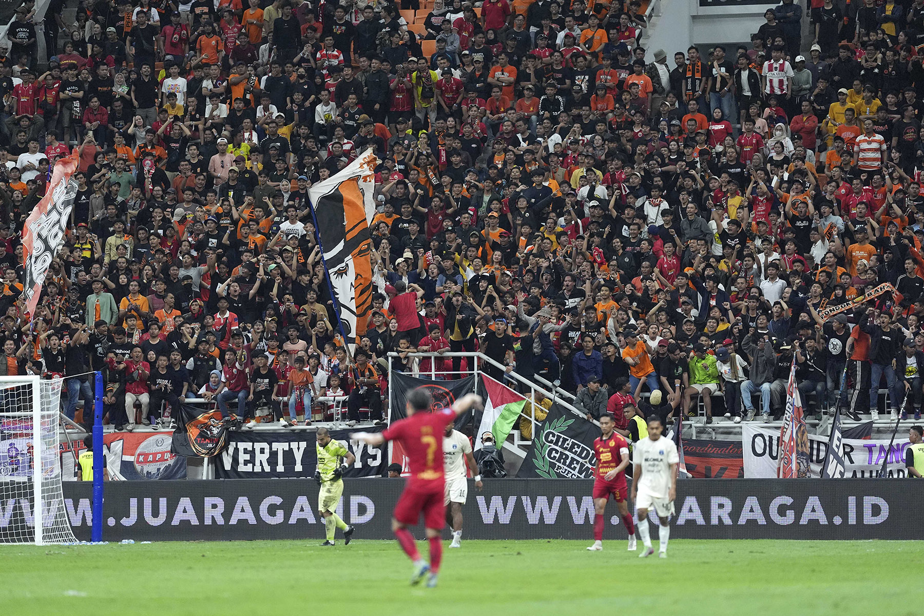 Aksi suporter Persija Jakarta di laga melawan Persita Tangerang di Liga 1 2024/2025 (Dok. Persija Jakarta) - Image