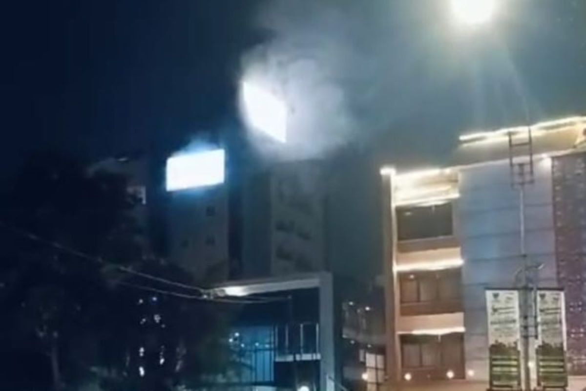 Kebakaran di lantai lima Hotel Grand Hap Solo, Jawa Tengah, Jumat (7/3) malam. (Antara) - Image