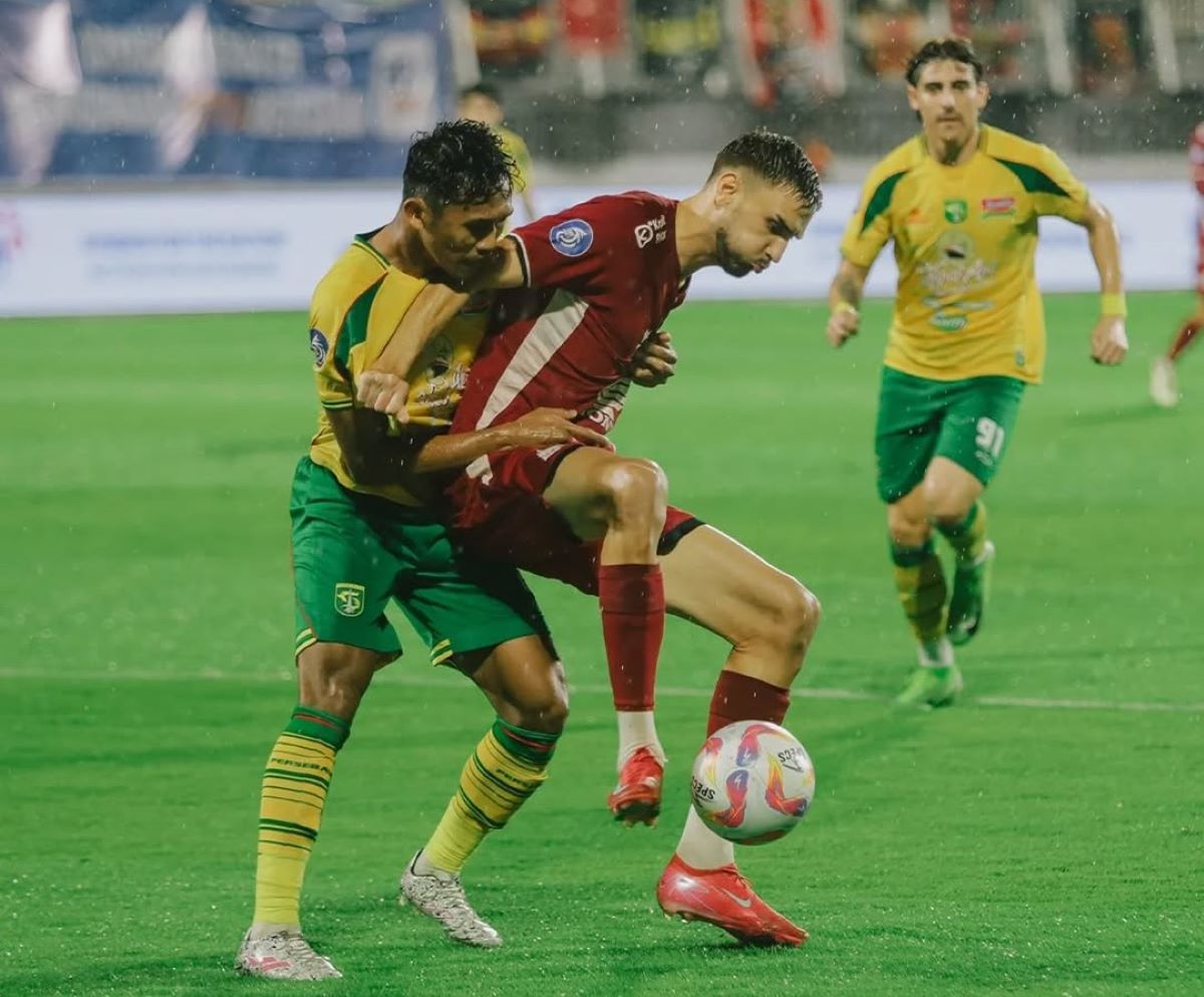 Nermin Haljeta yang dikawal ketat pemain Persebaya Surabaya (Dok. PSM Makassar) - Image