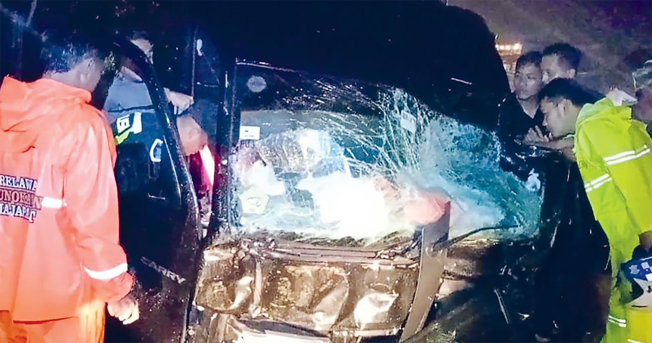 Petugas dan warga mengevakuasi Rian Dwi Laksmana, sopir mobil pikap yang tabrak lari di Sidoarjo. (Jawa Pos) - Image