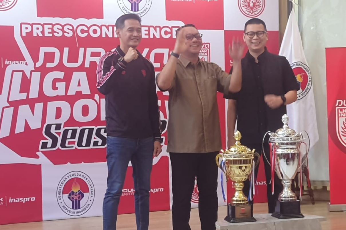 Direktur LPDUK Kemenpora RI, Ferry Kono (tengah) mengumumkan soal penyelenggaraan Liga Anak Indonesia season 2 di Kantor Kemenpora. (Istimewa) - Image
