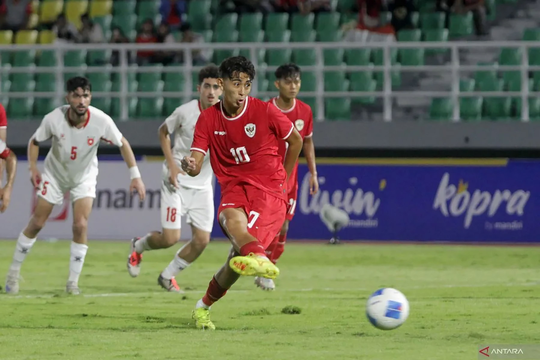 Welber Jardim menendang bola ke arah gawang Timnas Yordania U-20 dalam Mandiri U-20 Challenge Series 2025 di Stadion Gelora Delta Sidoarjo, Jawa Timur, Jumat (24/1/2025). ANTARA FOTO/Umarul Faruq - Image