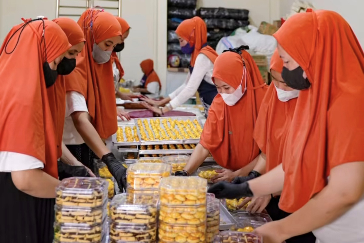 Karyawan produksi kue kering Diah Cookies. (Tangkapan layar Instagram Diah Cookies) - Image