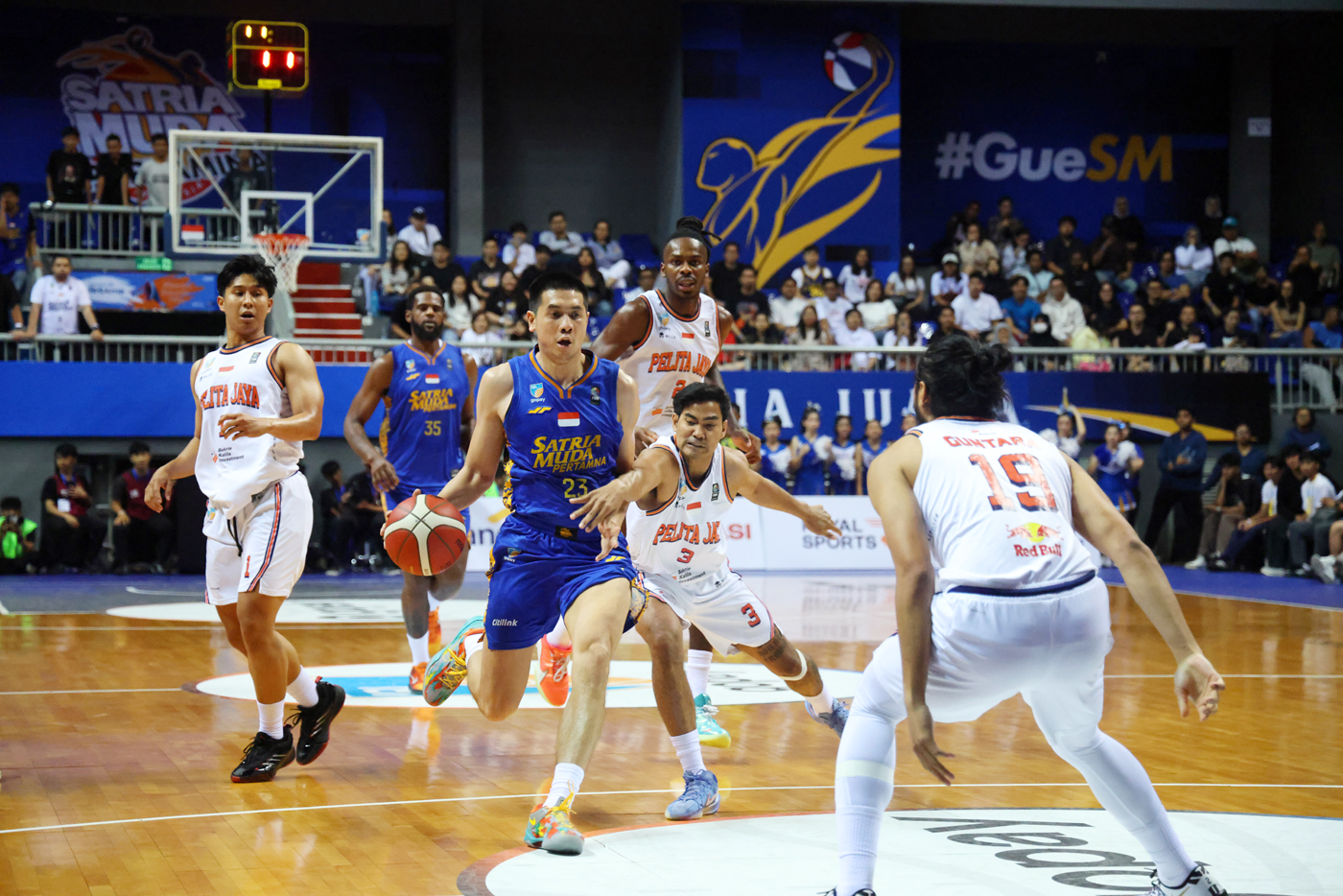 Satria Muda Pertamina berhadapan dengan Pelita Jaya Jakarta pada pertandingan Indonesia Basketball League (IBL) 2025 di BRItama Arena, Jakarta, Sabtu (8/3/2025). Satria Muda Pertamina menang dramatis atas Pelita Jaya Jakarta dengan skor 85-83. (Dery Ridwa - Image