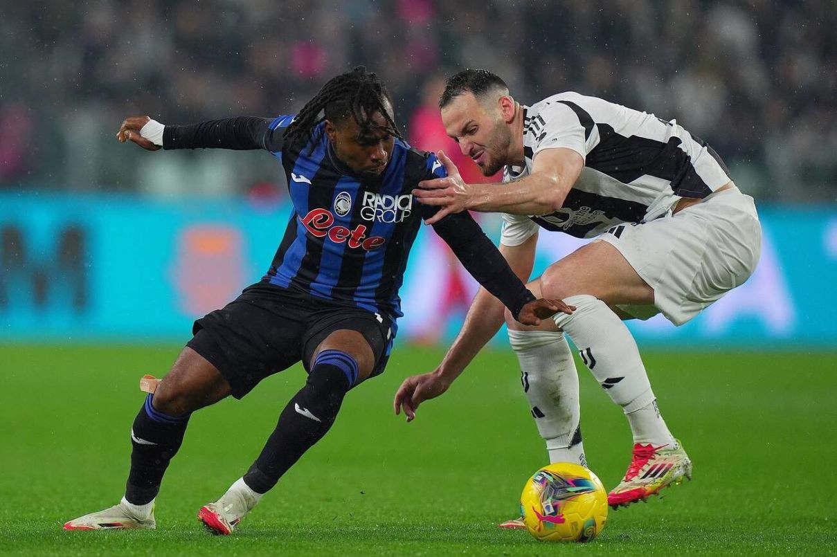 Pemain Atalanta berduel dengan bek Juventus. (Dok. Football Italia) - Image