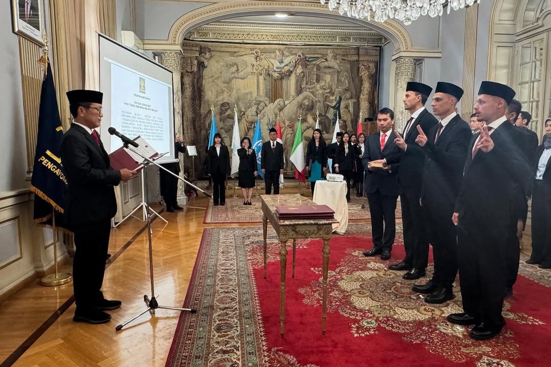 Emil Audero, Dean James, dan Joey Pelupessy mengambil sumpah WNI di KBRI Roma, Italia (Dok. Yadi Hendriana/Kemenhum)) - Image