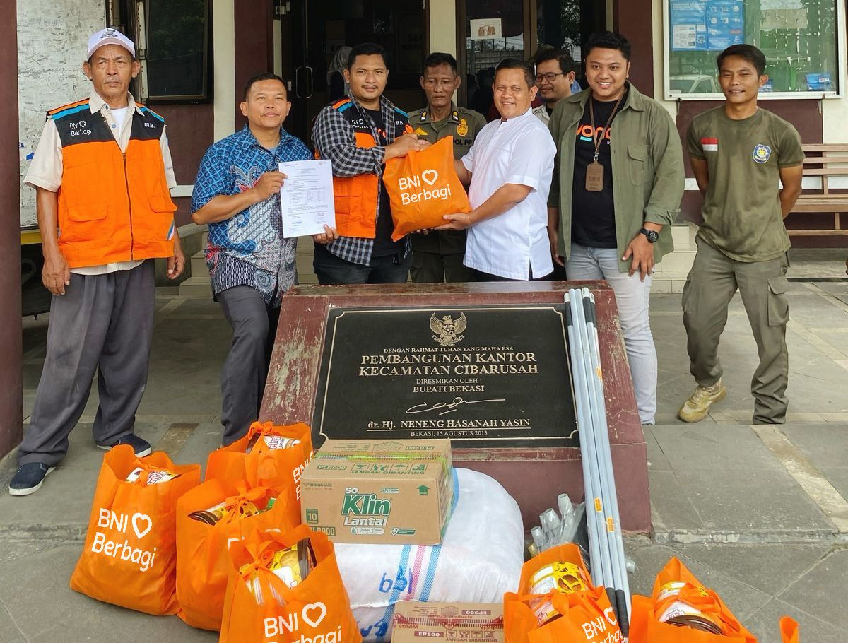 PT Bank Negara Indonesia (Persero) Tbk atau BNI menyalurkan bantuan untuk korban bencana banjir di sekitar Bekasi, Jawa Barat berupa sembako hingga alat kebersihan. (Istimewa). - Image