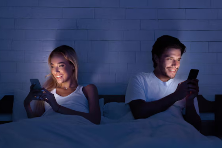 seseorang yang yang memiliki kebiasaan buruk sebelum tidur./Freepik. - Image