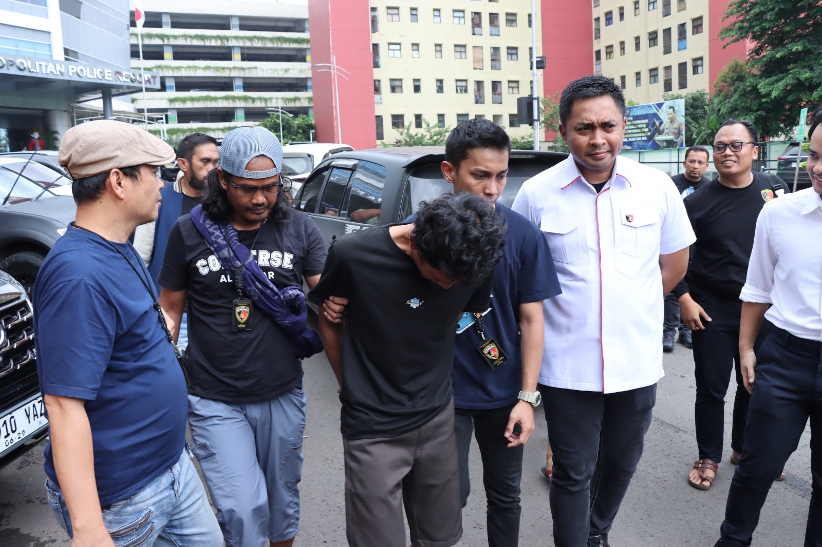 Pelaku pembunuhan Ibu dan Anak di Tambora tiba di Polres Metro Jakarta Barat usai melarikan diri ke Banyumas, Jawa Tengah. (Istimewa) - Image