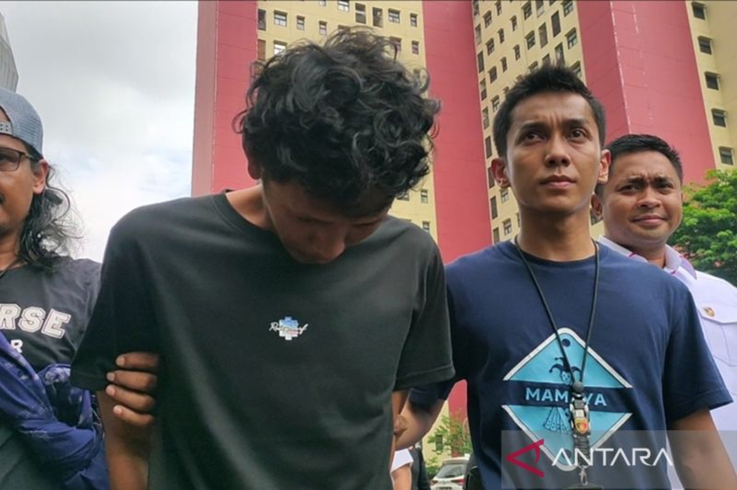 Terduga pembunuh ibu dan anak berinisial TSL (59) dan ES (35) yang tewas dalam toren di Tambora, Jakarta Barat, digiring petugas menuju Polres Metro Jakarta Barat, Senin (10/3/2025). (ANTARA/Risky) - Image
