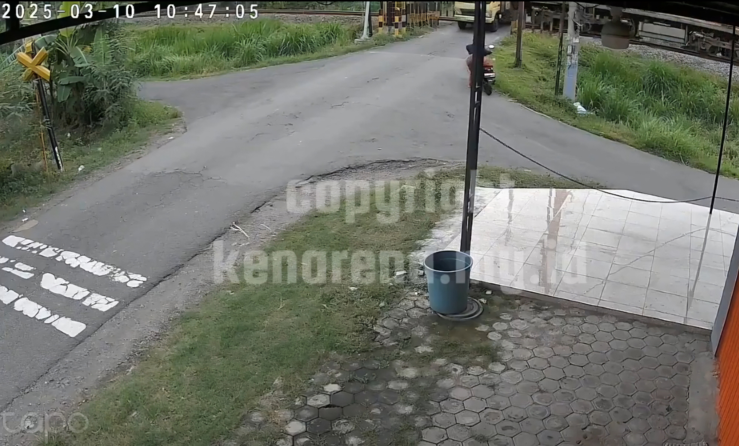 Tangkapan layar video viral truk kereta tabrak truk pupuk di perlintasan tanpa palang pintu di Kediri, Jawa Timur, Senin (10/3). (Platform X) - Image