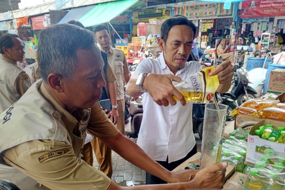 Petugas gabungan saat menggelar inspeksi mendadak di Pasar Sidoharjo, Lamongan, Senin (10/3). (Alimun Khakim/Antara) - Image