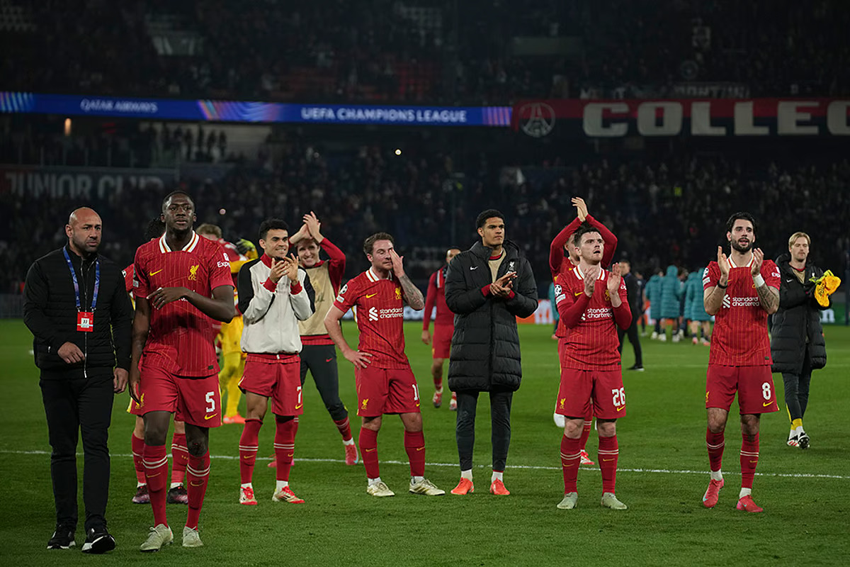 Pemain-pemian Liverpool pada leg pertama Liga Champions lawan PSG pada Kamis (6/3). (AP Photo/Christophe Ena) - Image