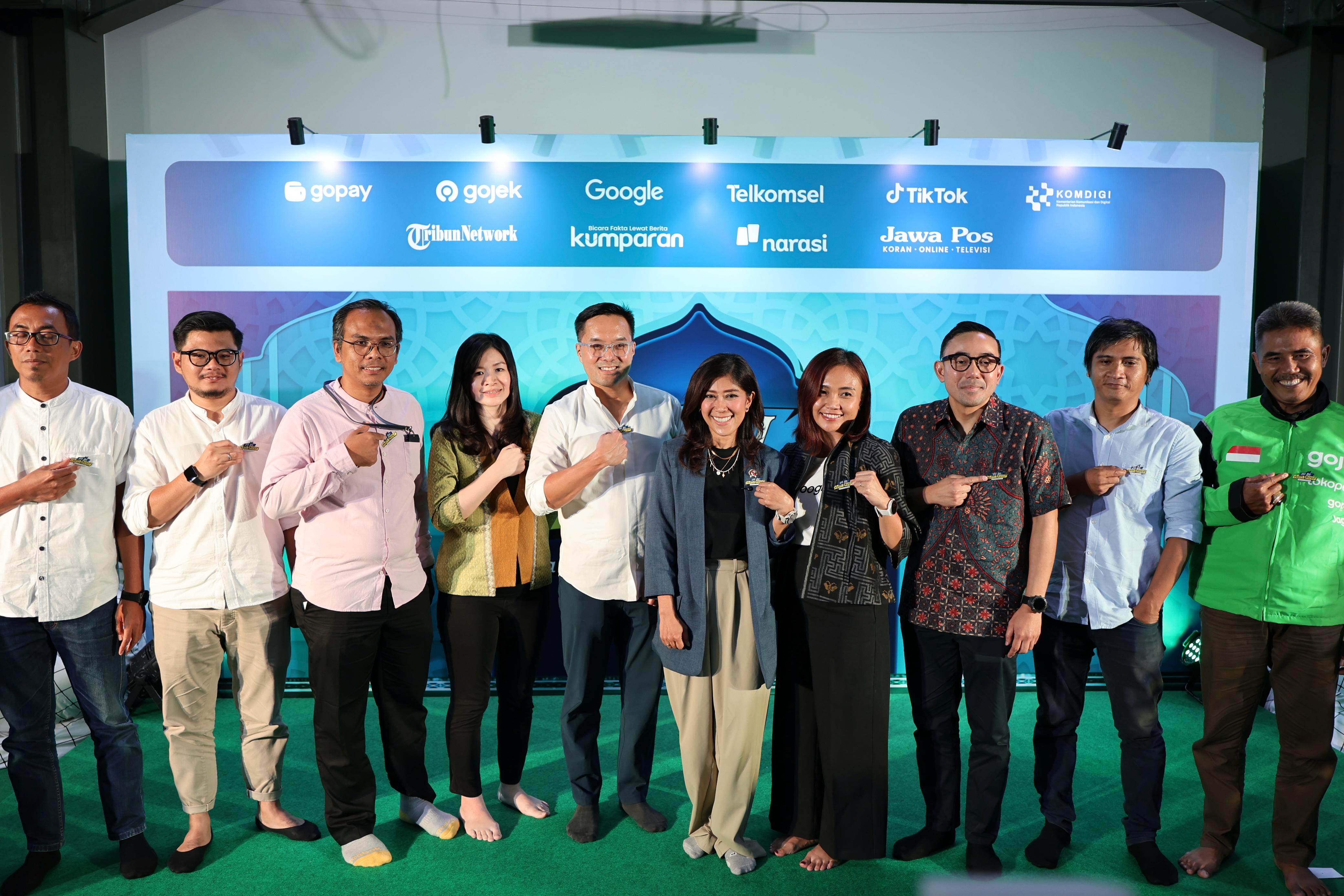 Menkomdigi Meutya Hafid dan Direktur Utama GoTo Patrick Walujo (tengah) dalam acara Aliansi Judi Pasti Rugi untuk memerangi judi online. (Dok. GoTo) - Image