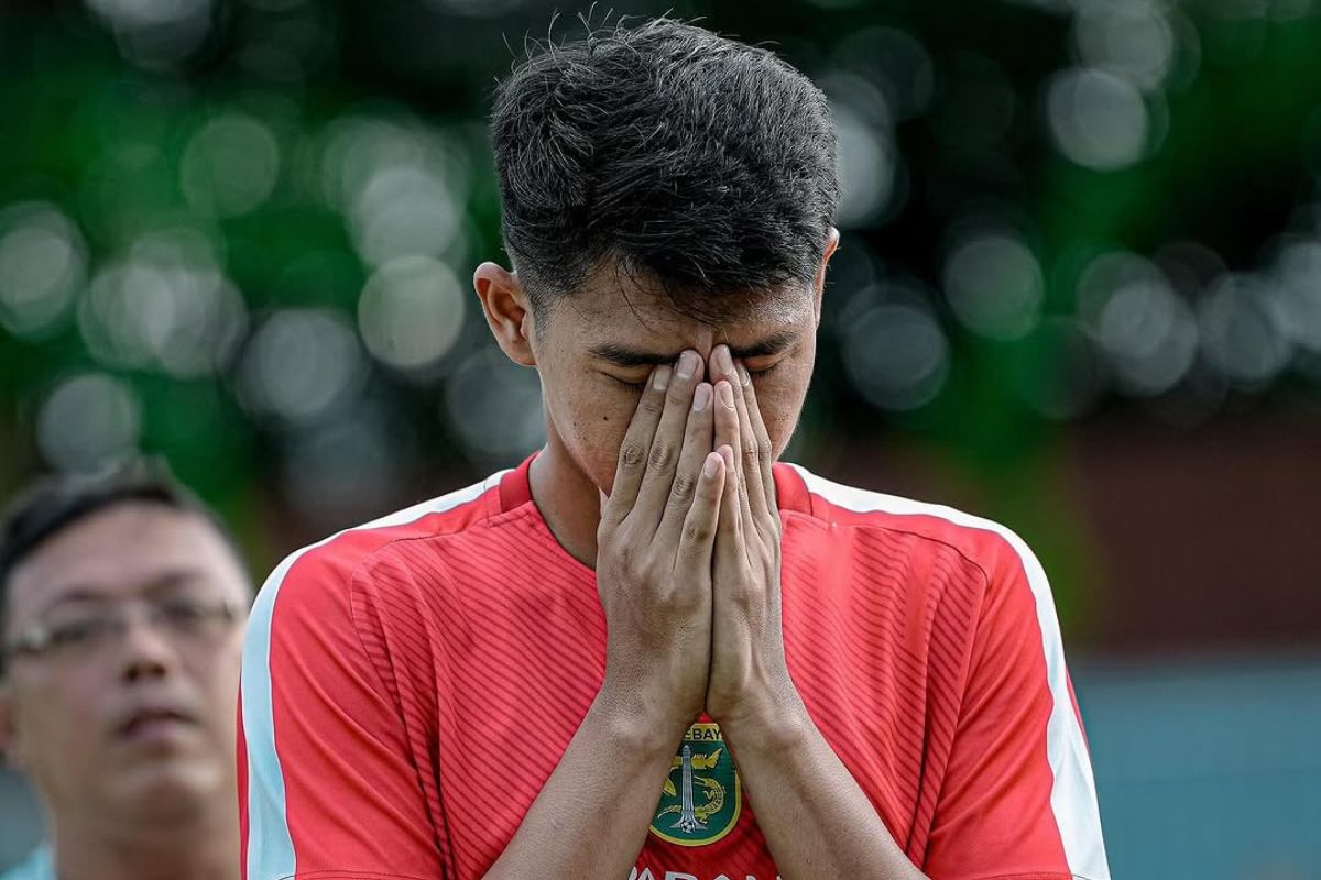 Kondisi Malik Risaldi masih belum menentu jelang laga Persebaya Surabaya hadapi PSIS Semarang. (Media Persebaya) - Image