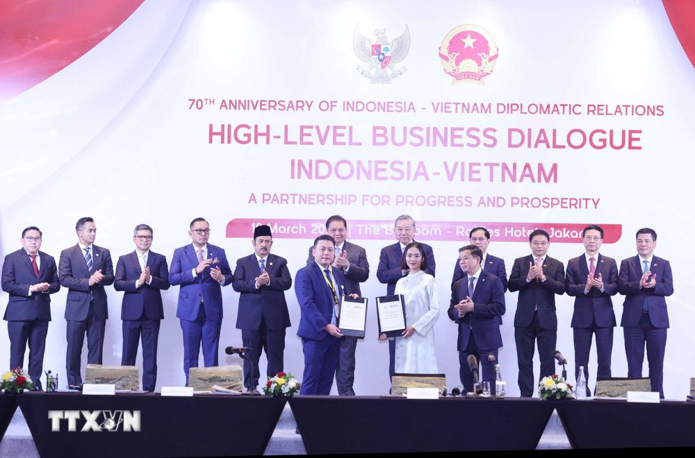 BNI dan VinFast, produsen kendaraan listrik asal Vietnam, menandatangani nota kesepahaman untuk menjajaki kerja sama dalam mempromosikan solusi mobilitas hijau di Indonesia. (Dok. BNI) - Image