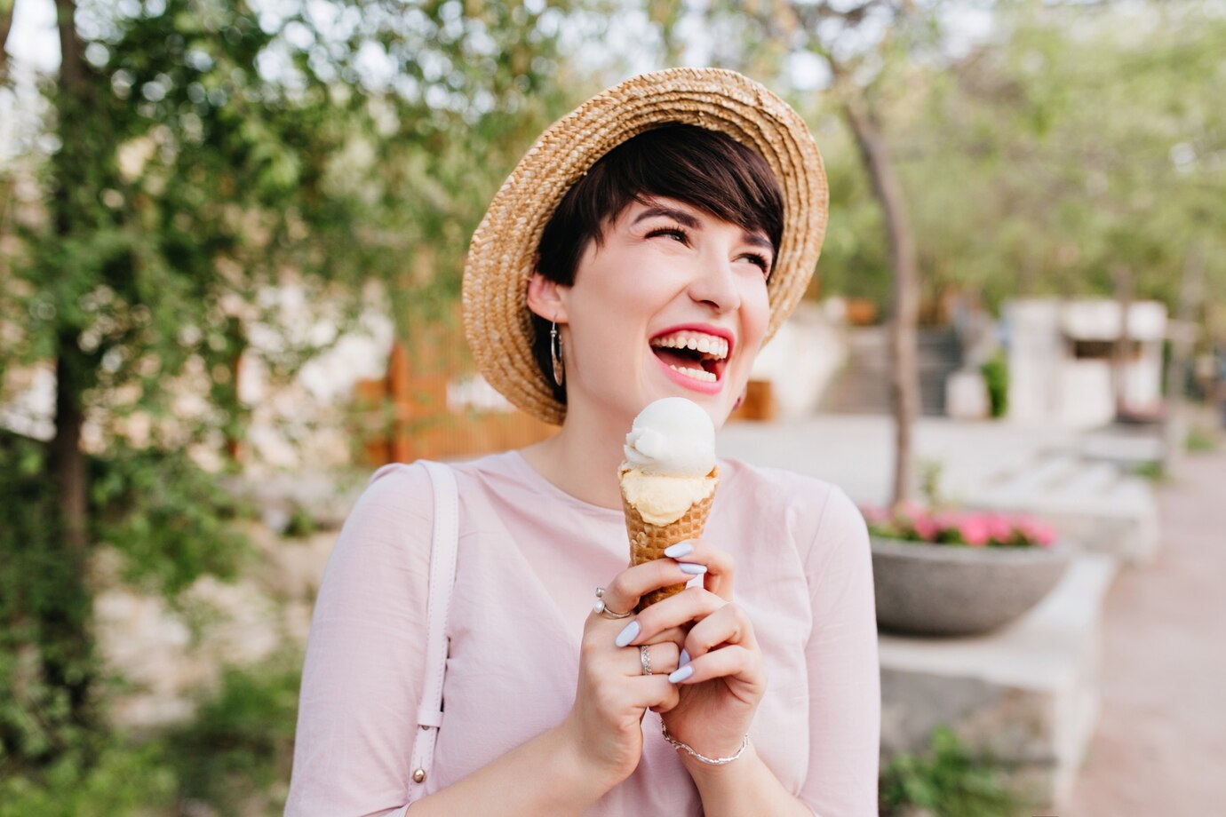 Ilustrasi seorang wanita yang sedang menikmati es krim. - Image